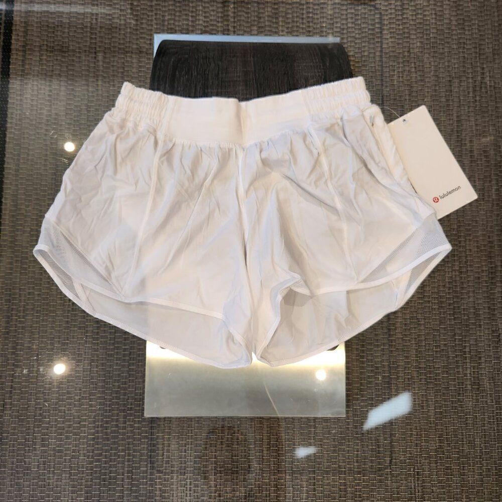 NWT Lululemon Hotty Hot LR Short 4" Lined